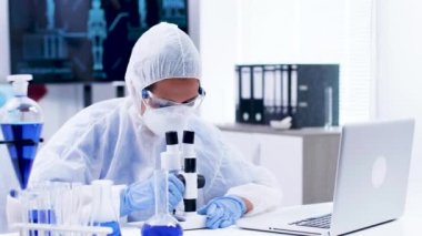 Dizüstü bilgisayarda kapaklı tüm ekipman yazma formülü kimyager