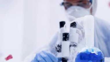 Reaktif ile sigara mavi sıvı handheald görüntüleri kadar yakın