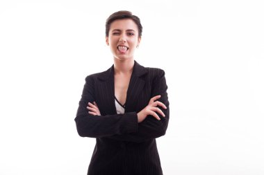 20'li yıllarda siyah bir ceket giyen kameraya göz kırparak model