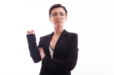 Neşeli moda modeli beyaz arka plan üzerinde kameraya kızgın bakıyor