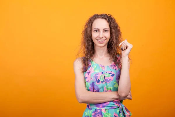 Retrato de mujer joven con las manos cruzadas y sin preocupaciones — Foto de Stock