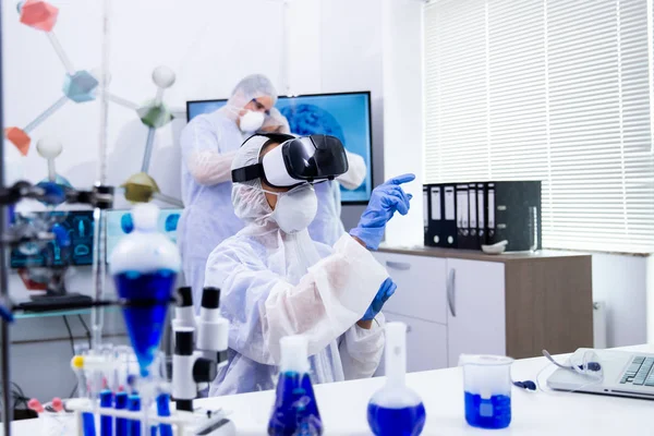 Kvinnlig vetenskapsman gör experimentella test med Virtual Reality Goggles — Stockfoto