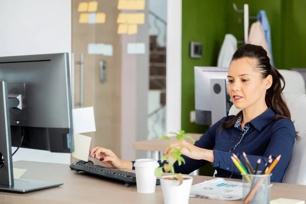 Menina fica na frente do computador . — Fotografia de Stock