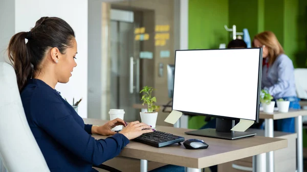 Una donna d'affari che digita qualcosa sul computer. Avviare un'impresa — Foto Stock