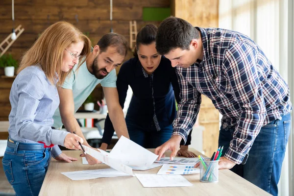 Start brainstorming möte i moderna kontor. Starta företag — Stockfoto