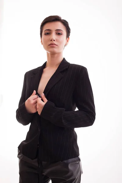 Prachtige jonge vrouw het dragen van een zwart jasje geïnsoliteerd over witte achtergrond — Stockfoto