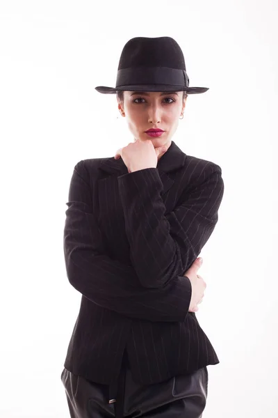Красивая молодая модель позирует в студии в ретро-шляпе в стильной черной куртке — стоковое фото