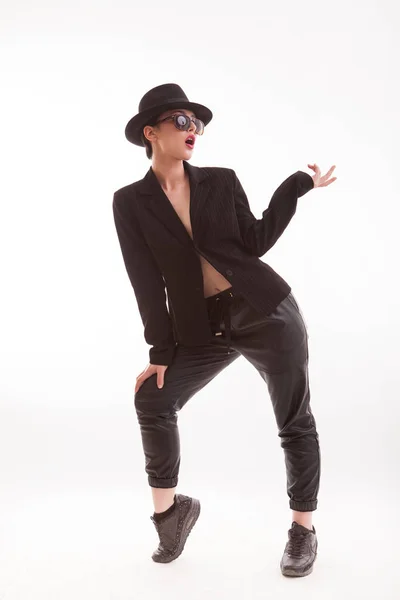 Κομψό μοντέλο μόδας ντυμένος σε μια μόδα μπουφάν και φορώντας ένα ρετρό καπέλο — Φωτογραφία Αρχείου