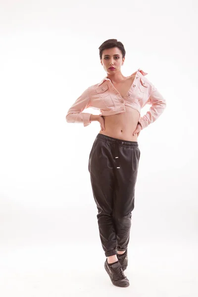 Kaukasische jonge mode model poseren in Casual kleding over witte achtergrond in Studio — Stockfoto