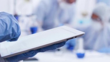 Tablette kimyasal formül yazarak tüm ekipmanlarda bilim adamı