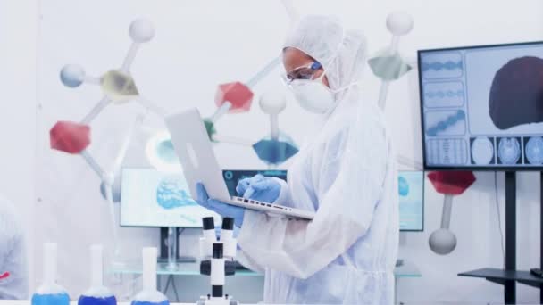 Female scientist working on computer walking in science laboratory — Stock Video