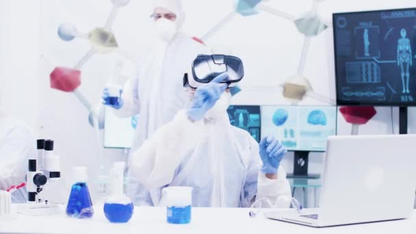 Vrouwelijke wetenschapper met Virtual Reality headset in modern chemie laboratorium — Stockvideo