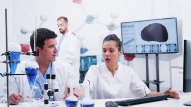 Modern laboratuvarda araştırma ile birbirlerine yardım bilim adamları ekibi