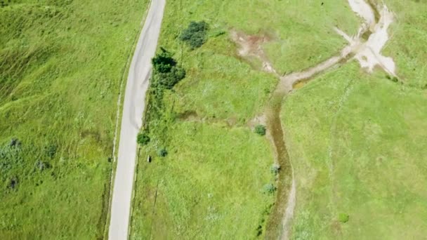 Plan de drone descendant de la route rurale avec personne dessus 