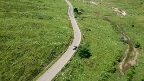 Strzał Drone po samochodzie na drodze — Wideo stockowe