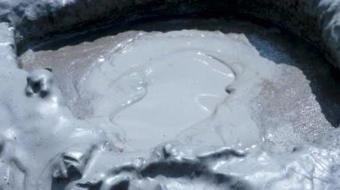 Çamur yanardağ gaz patlaması yakın çekim