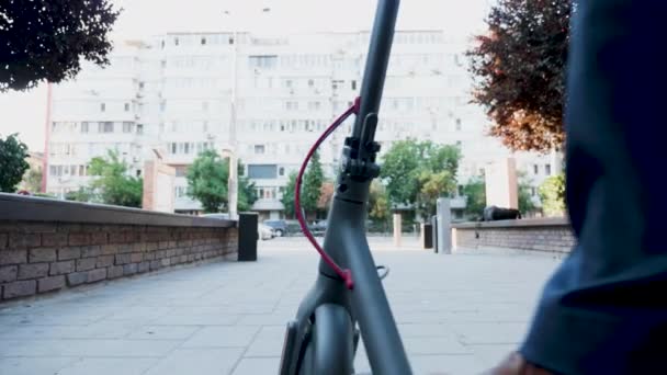 Man in formeel pak rijden op een elektrische scooter in de stad — Stockvideo