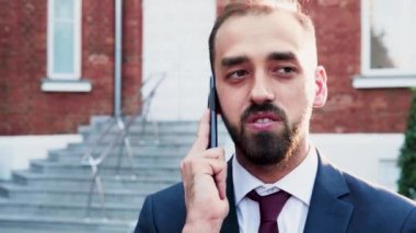Şehirde açık havada telefonda konuşan işadamının yavaş hareketi
