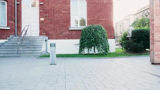 Man in Business Suit rijden op een elektrische scooter in de stad — Stockvideo