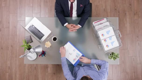 Vista superior del hombre de negocios en traje estrechando la mano con el gerente — Vídeo de stock