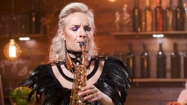 Frau in einer Blueskneipe bei einem Auftritt auf ihrem Saxophon — Stockfoto