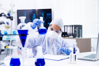 Araştırmacı analizi bir tüp mavi sıvı