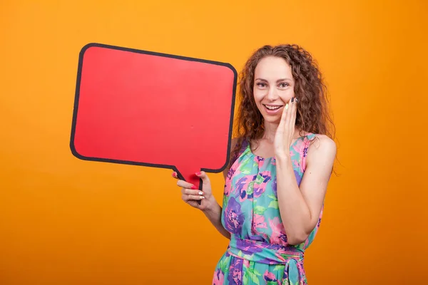 Portret van opgewonden vrouw houdt een lege aankondiging plakkaat — Stockfoto