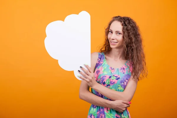 Hinreißende junge Frau mit einem leeren Plakat — Stockfoto