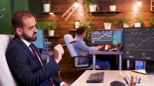 Porträt eines lächelnden Geschäftsmannes, der bis spät in die Nacht im gemütlichen Büro arbeitet — Stockvideo