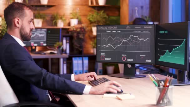 Investment manager in suit working on computer during night time — Stock Video