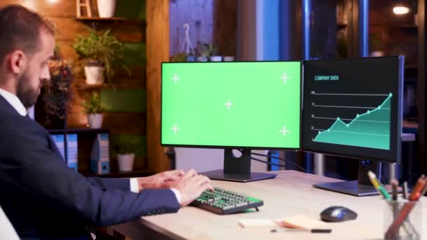 녹색 화면으로 컴퓨터에 입력 정장사업가 — 비디오