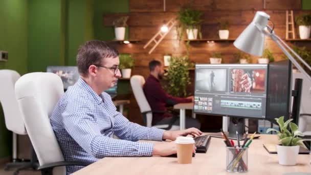 Multimedia Manager in het kantoor praten met zijn assistent — Stockvideo