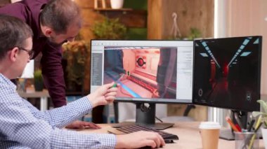 Grafik tasarımcıları ekibi yeni bir video oyunu düzeyi hakkında konuşuyor