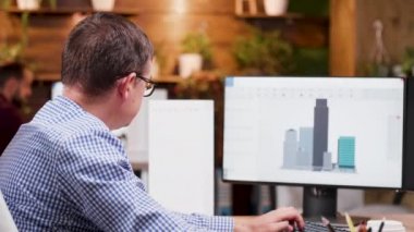 Yeni şehir gökdelenler için tasarım üzerinde çalışan ofiste Mimar