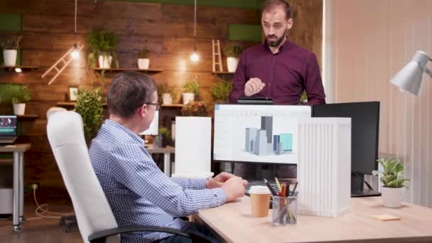 Architektenteam im Büro spricht über den Entwurf für die neuen Wolkenkratzer der Stadt — Stockvideo