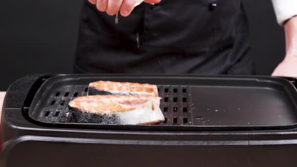 Cocinar sazonando un filete de sabroso salmón con jugo de limón — Vídeo de stock