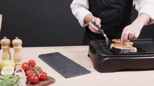 Cook kızartma somon fileto bir yemek hazırlanıyor — Stok video