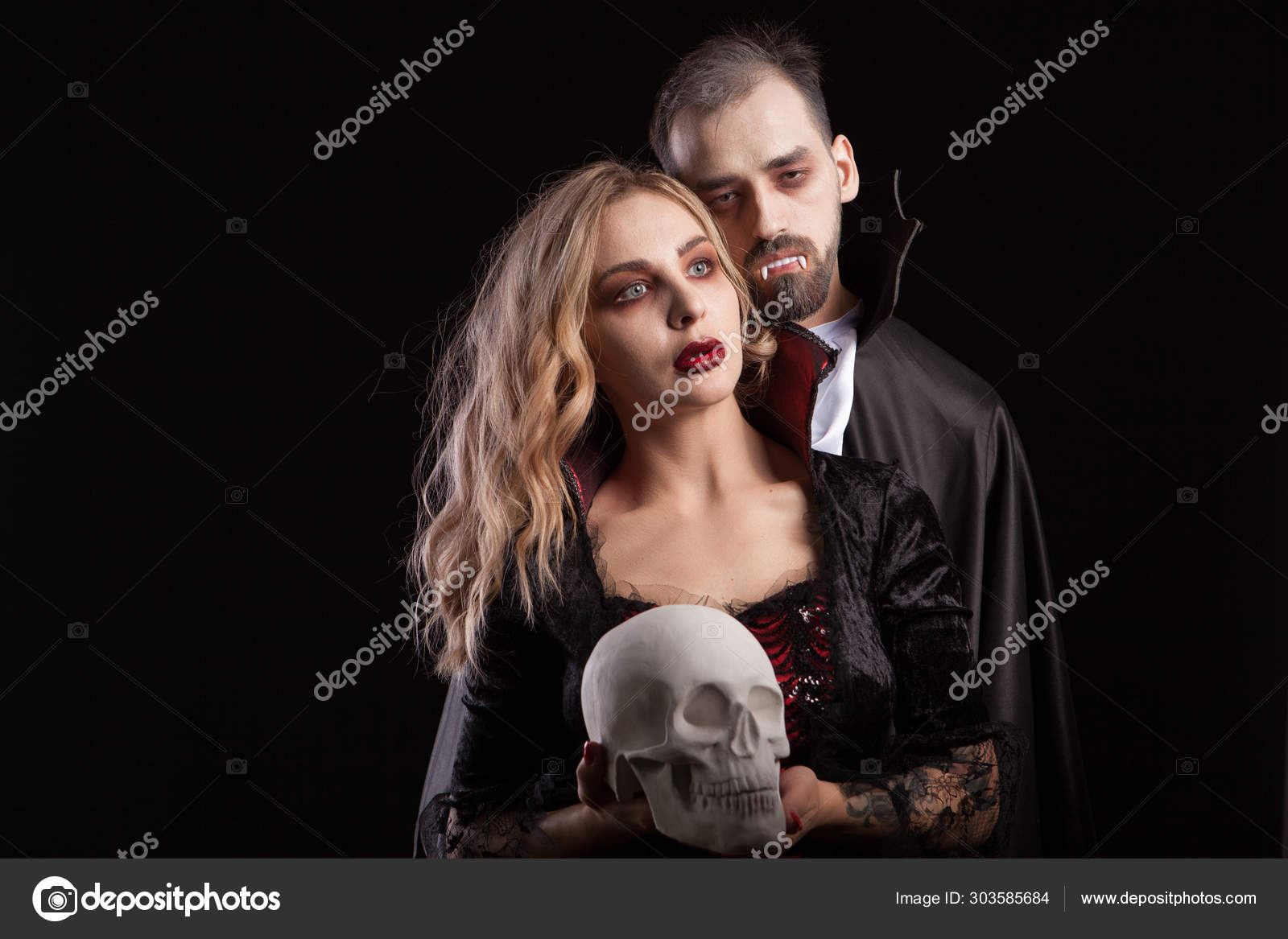 Homem vestido com fantasia de drácula para o halloween, olhando para um  crânio humano. homem com dentes de vampiro. homem assustador com fantasia  de halloween.