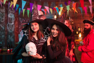 Cadılar Bayramı partisi için heyecanlı genç cadıların portresi