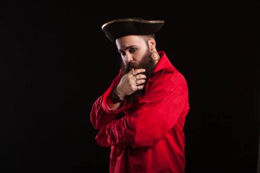 Cadılar Bayramı karnaval ı için korsan kostümlü yakışıklı genç adamın yan görünüm portresi