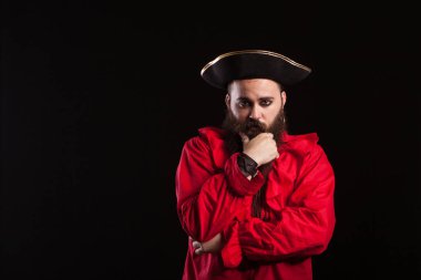 Cadılar Bayramı için karayip denizcisi gibi giyinmiş ciddi bir yüzü olan adam