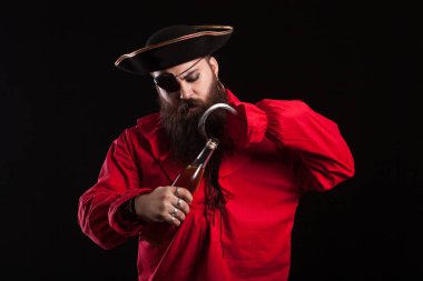 Cadılar Bayramı için korsan giysileri ve bir şişe açma gözlerinde bir yama ile ciddi adam