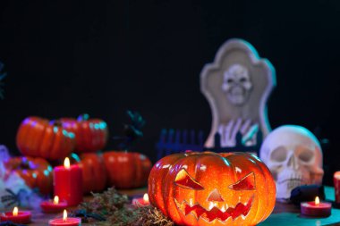 Ahşap bir masada ürkütücü halloween kabaklar