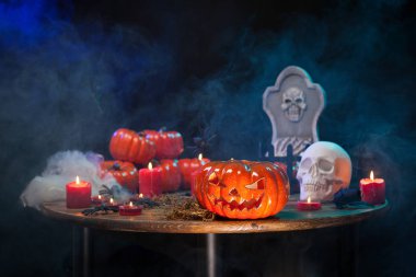 Farklı cadılar bayramı süslemeleri ve duman ile ahşap masa