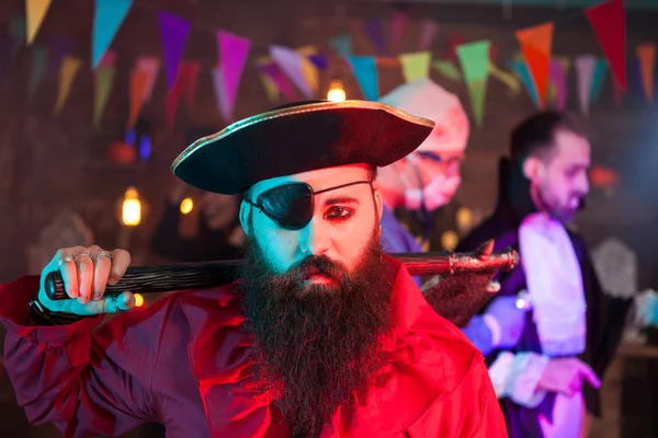 Retrato de homens bonitos vestidos como um triste pirata na reunião de Halloween — Fotografia de Stock