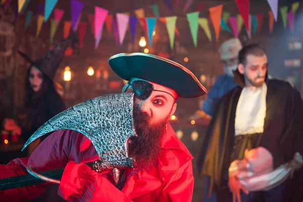 Retrato de um pirata de olhos com machado celebrando o dia das bruxas — Fotografia de Stock