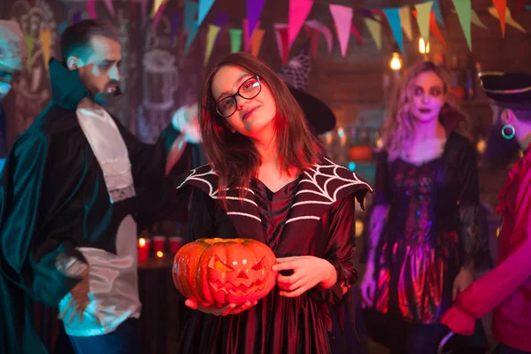 Menina bonita sorrindo para a câmera para halloween — Fotografia de Stock