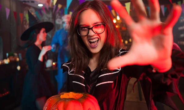 Menina assustadora em um traje de Halloween estendendo a mão para a câmera — Fotografia de Stock