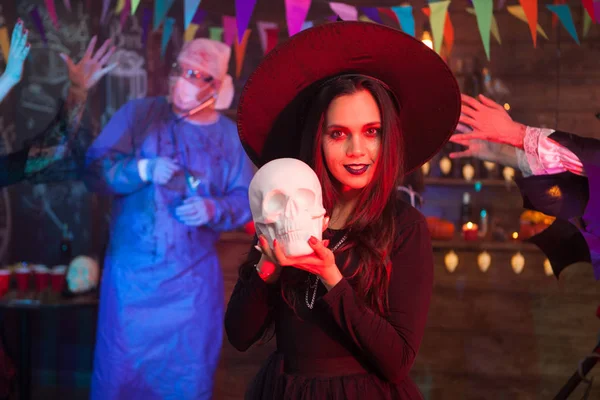 Ritratto di bella giovane donna vestita da strega per Halloween guardando profondamente nella macchina fotografica — Foto Stock