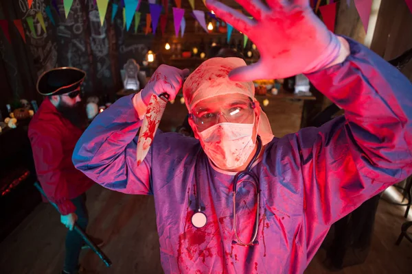 Fête d'Halloween avec des hommes habillés comme des monstres effrayants — Photo